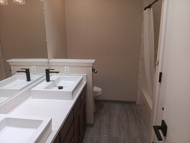 Building Photo - 3 Bedroom, 2 Bathroom Home! Schedule a Showing!