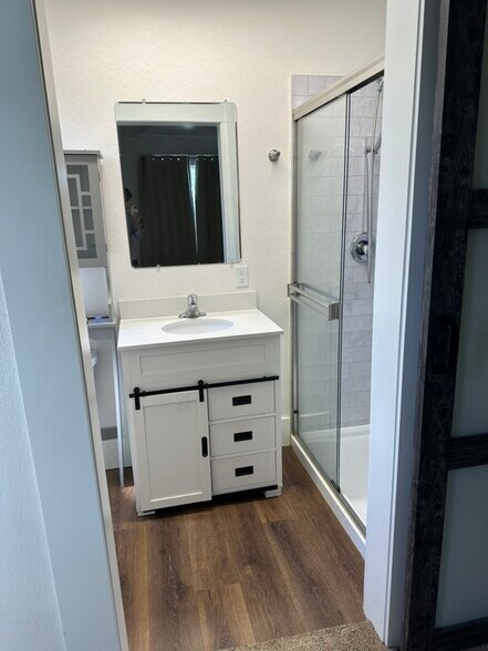 Building Photo - 609 W 11th St