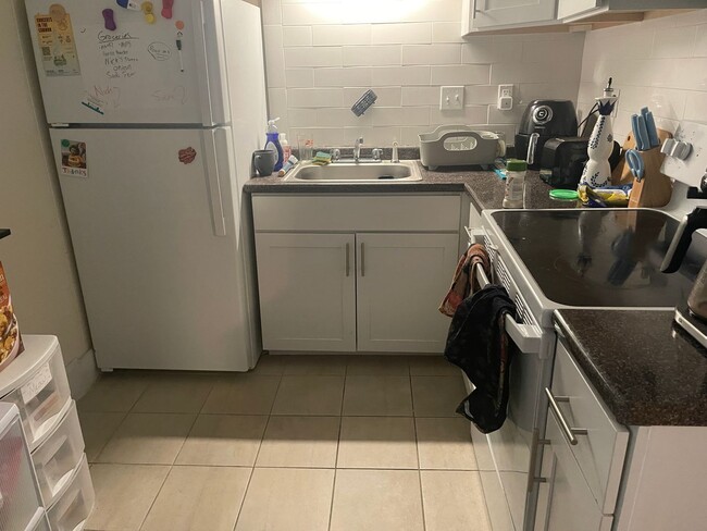 Building Photo - Top Floor Sunny 2 Bed Equal Large bedrooms...