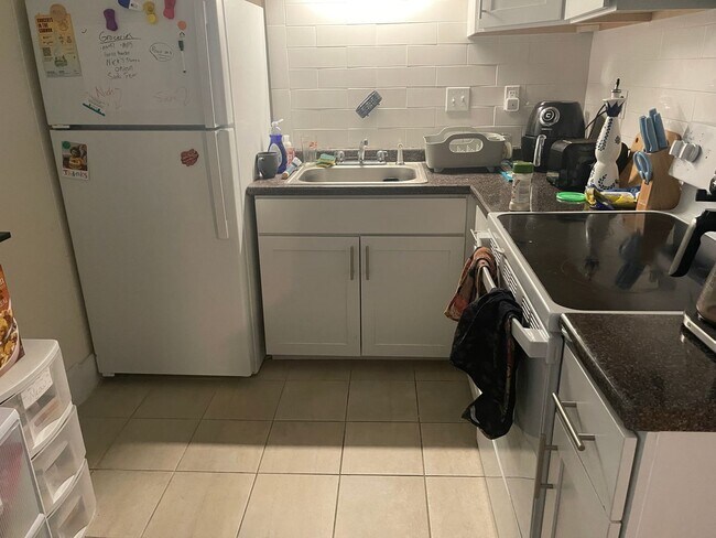 Building Photo - Top Floor Sunny 2 Bed Equal Large bedrooms, Heat and Hw inc No Fee Close to everything.Now or 1.1...