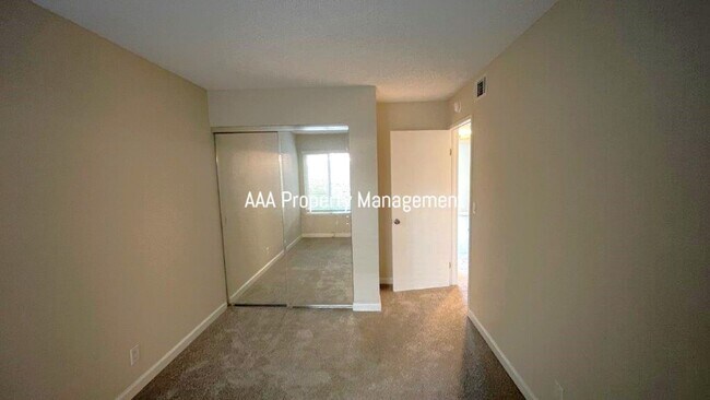 Building Photo - Concord Beautiful 4 bedroom 2.5 bathroom townhouse, 1496 sq ft available now!