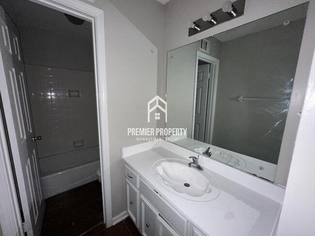 Building Photo - 2533 Richwood St