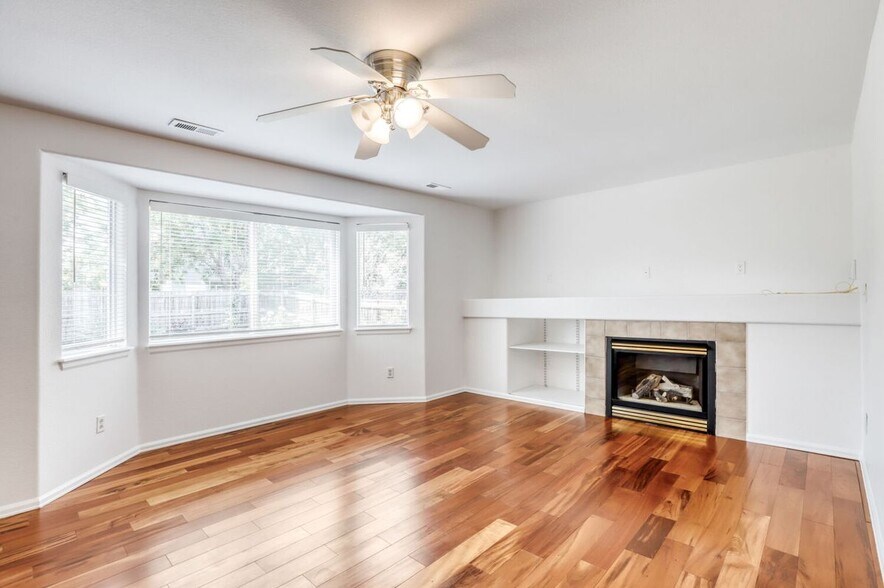 Building Photo - 1633 Deerwood Dr