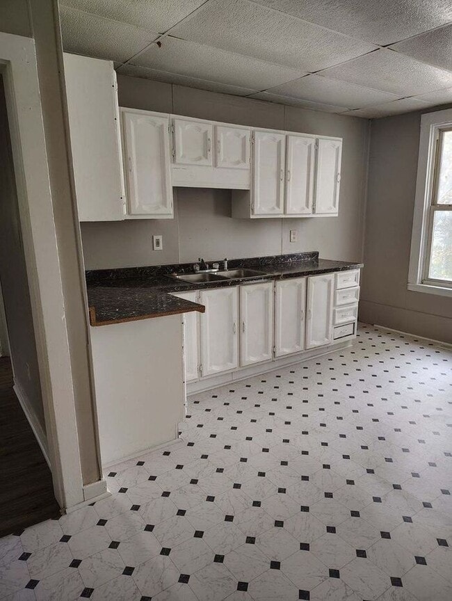 Building Photo - 3 BEDROOM