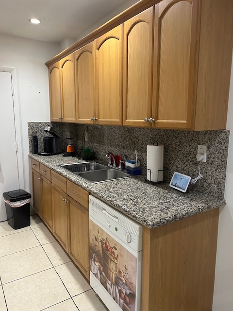 Granite counters - 900 SW 84th Ave