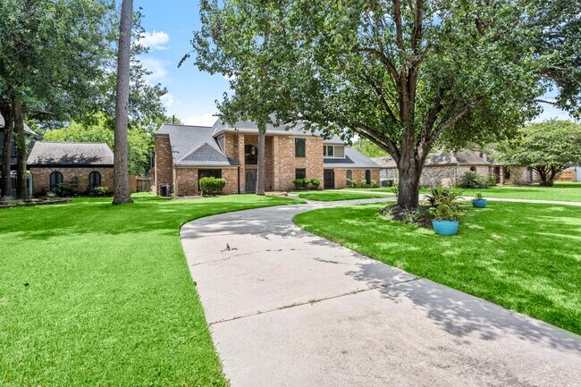 Building Photo - 17627 Macrantha Dr