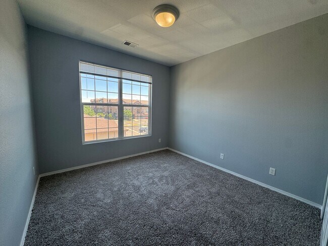 Building Photo - Move-In Ready Top-Floor Condo with New Flooring & Fresh Paint