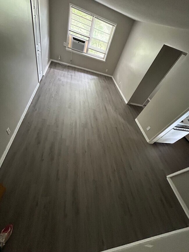 Building Photo - $875 Potter House Apartments: Directly adjacent to BSU and IU Health Ball Memorial Hospital.