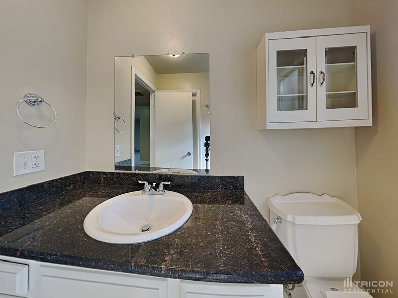 Building Photo - 62 S Lake Dr