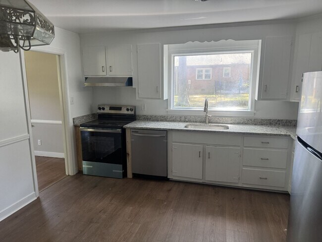 Building Photo - 5048 Grassmere Rd