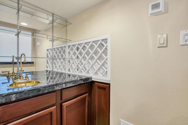 Building Photo - 7447 Cambridge St