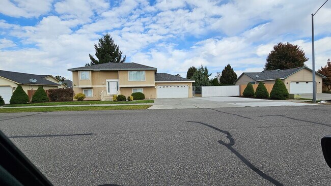 Primary Photo - 4411 Sinai Dr