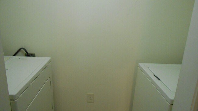 Building Photo - Second floor 2 bedroom, 2 bath condo with community pool