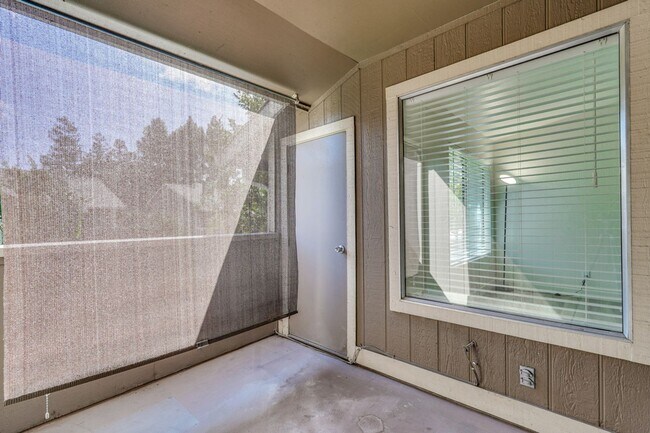 Building Photo - 2 bed 2 bath condo