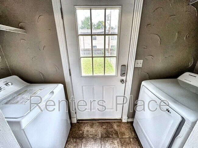 Building Photo - 955 E 37th Pl