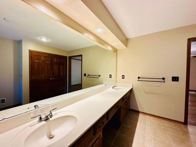 Building Photo - {13040} Spacious Cherry Creek Home + First...