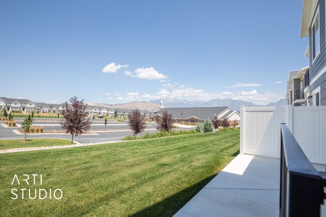 Building Photo - Beautiful Townhome in Lehi