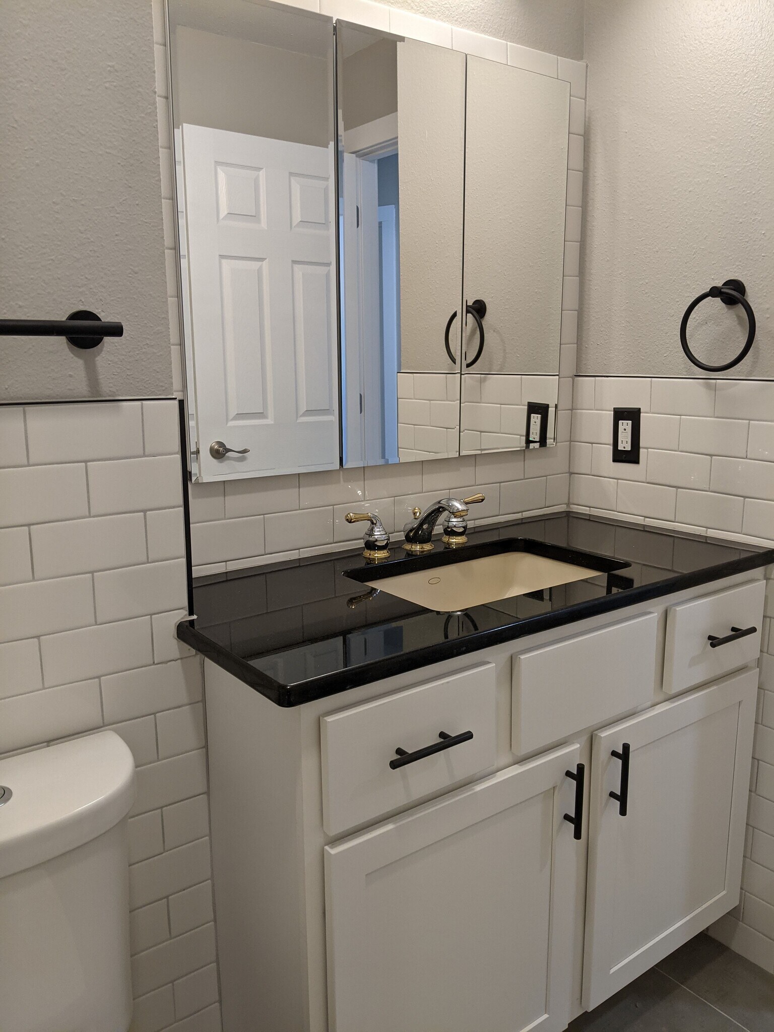 Upper level full bath. Updated in 2023. - 3552 Independence Ave N