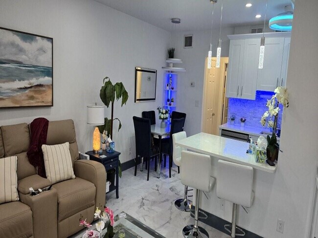 Building Photo - 2909 Middle River Dr