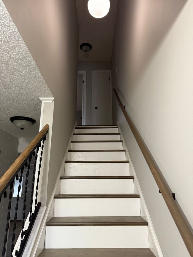 Building Photo - Beautiful 2 Bedroom 1.5 Bath Apartment Nea...