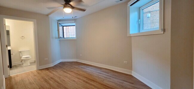Building Photo - 2230 W Wilson Ave