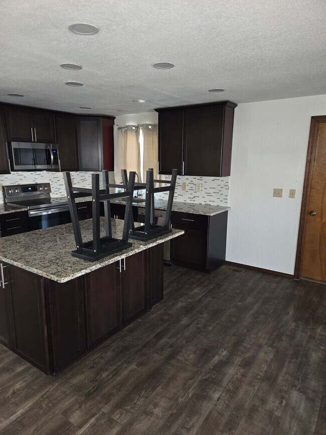 Building Photo - Beautiful Hermiston Home offers a perfect balance of comfort and convenience