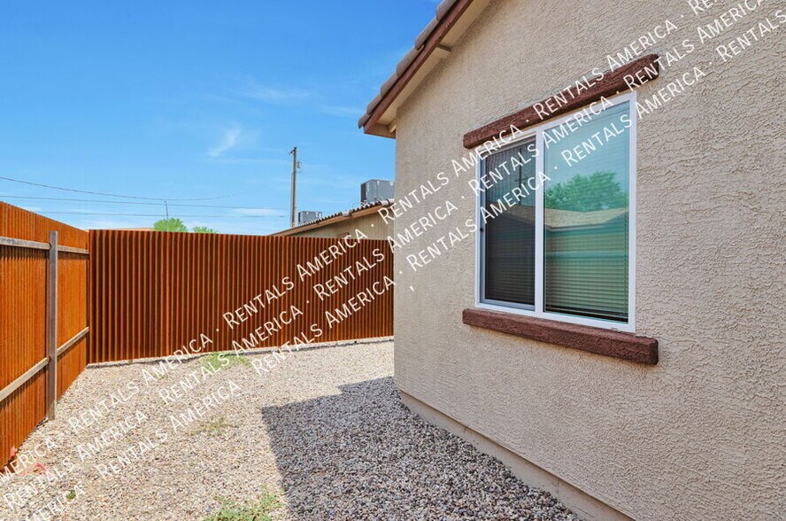 Building Photo - 3727 N Stone Ave