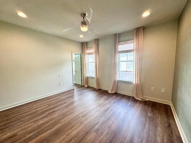 Building Photo - Upscale Townhome in Market Common! MOVE-IN READY!