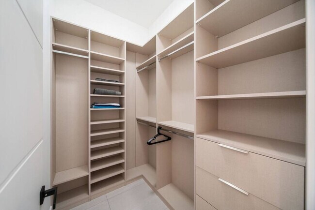 Building Photo - 601 NE 16th Ave