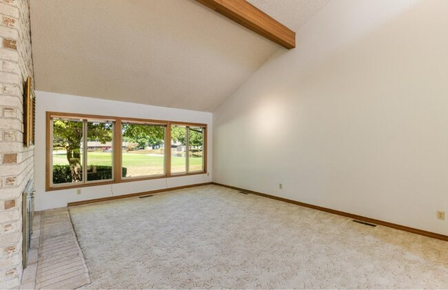 Building Photo - Prime Charbonneau Golf Community Location! 2 Bed, 2.5 Bath + Den, A/C, Washer/Dryer and Garage