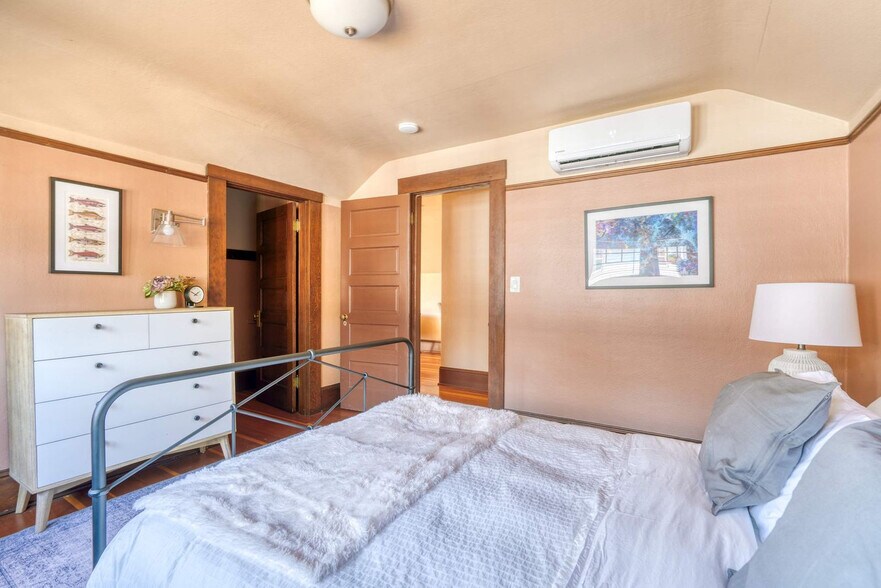 Building Photo - 2034 NE Flanders St