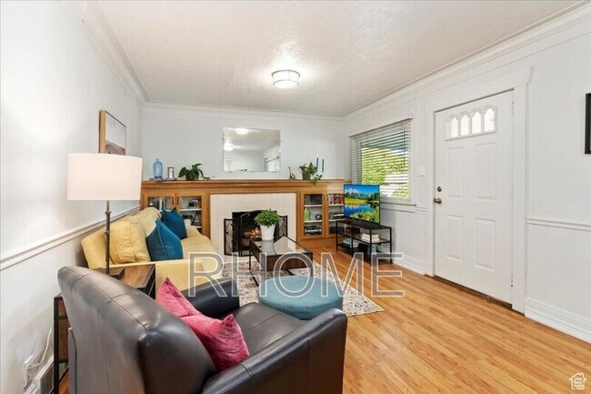 Building Photo - 648 East Pl