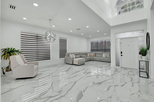 Building Photo - 10872 Tamoron Ln