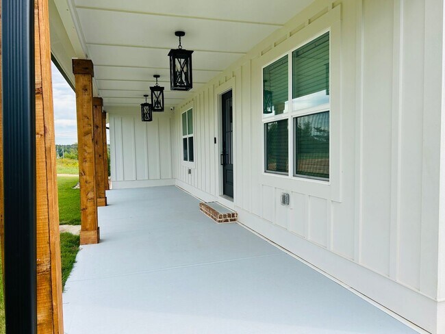 Building Photo - Stunning 4 bedroom 2.5 bath near Downtown Newnan! Must see!