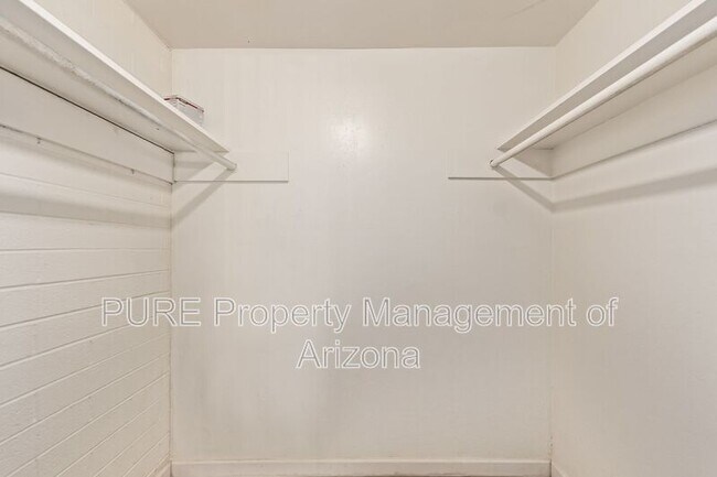 Building Photo - 1002 S Mariana St