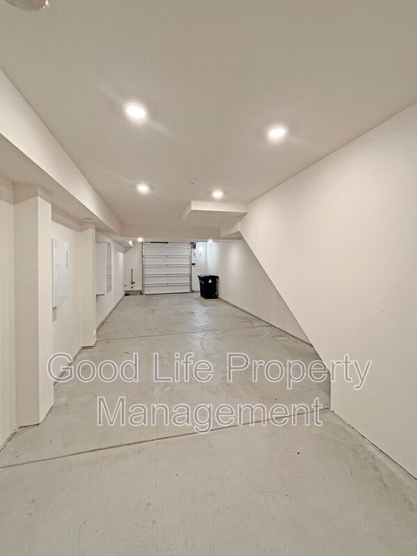 Building Photo - 820 Makani St