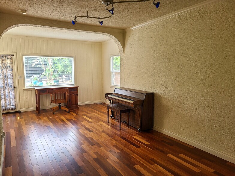 Building Photo - 11301 Blix St