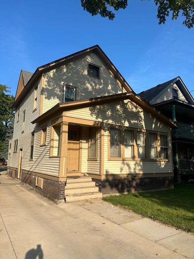 Building Photo - 1102 S Park St W
