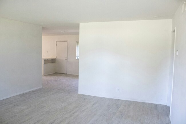 Building Photo - 1309 NE 33rd St