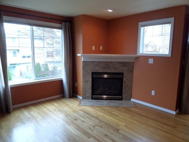 Building Photo - Stunning and Large 3-Bedroom Townhome with...