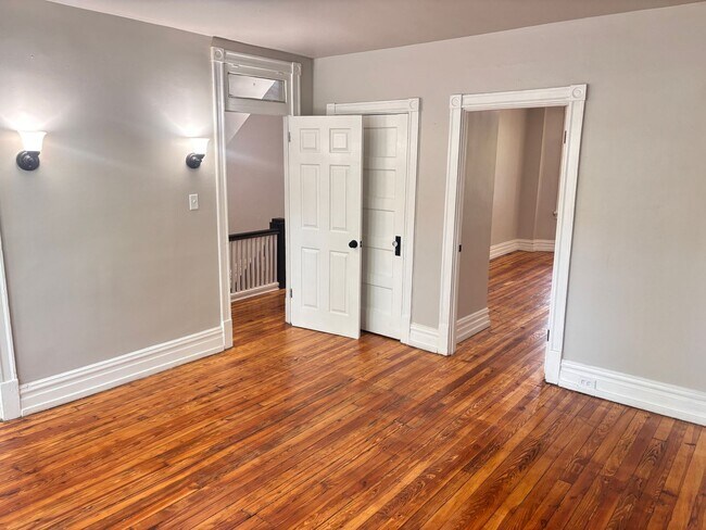 Building Photo - 4 Bedroom, 2 Full Baths Harrisburg House for Rent