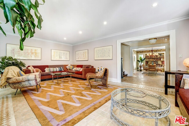 Building Photo - 2049 N Berendo St