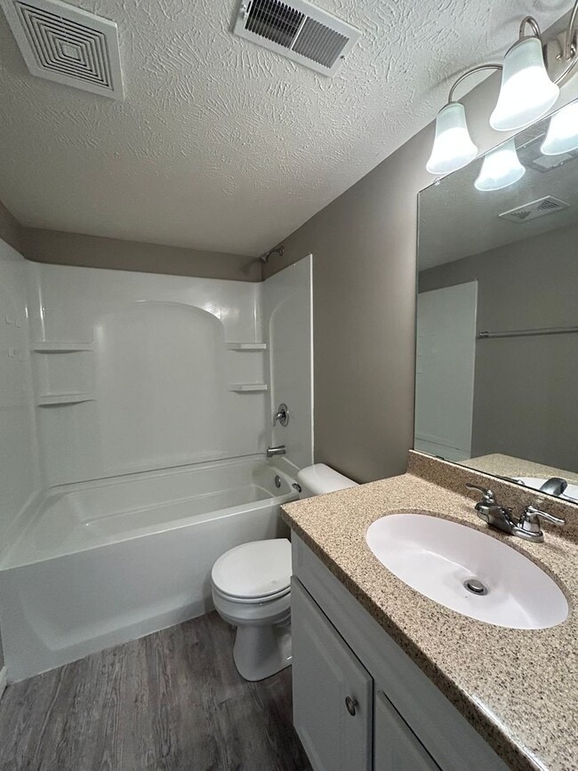 Building Photo - Spacious 4 Bedroom Duplex Near Village Pointe