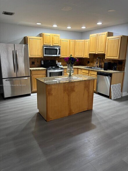 Building Photo - 1141 N 70th Way