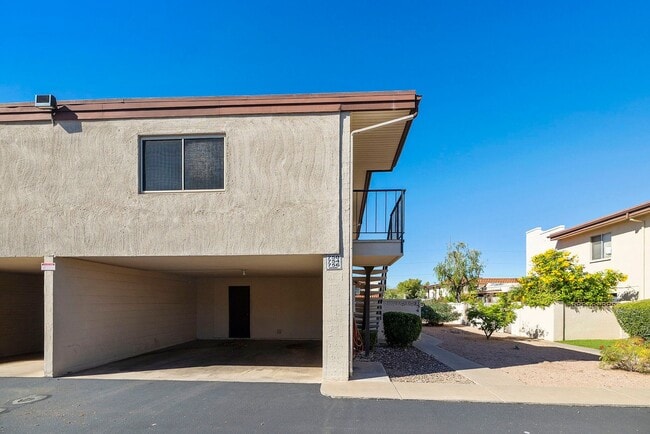 Building Photo - Moon Valley Townhouse at 7th and T-Bird!
