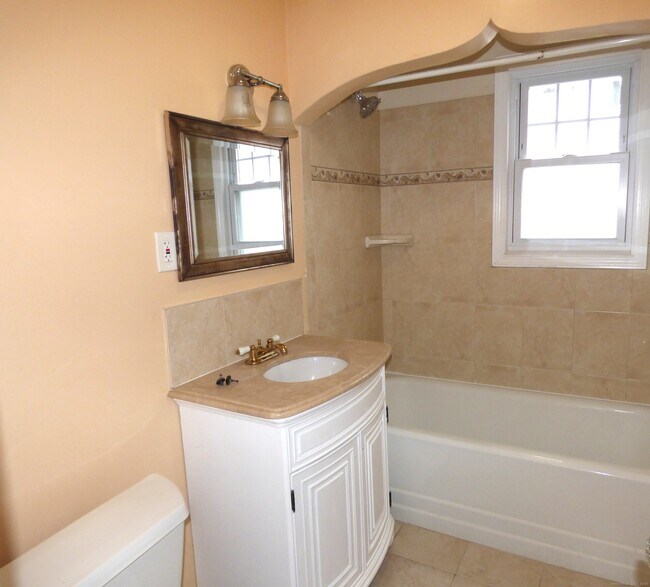 Building Photo - 1387 Norman St