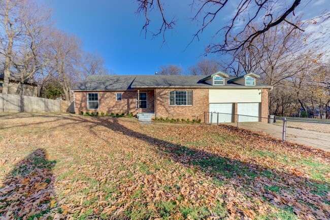 Building Photo - Stunning 4 Bed 3 Bath Home on Quiet Street!