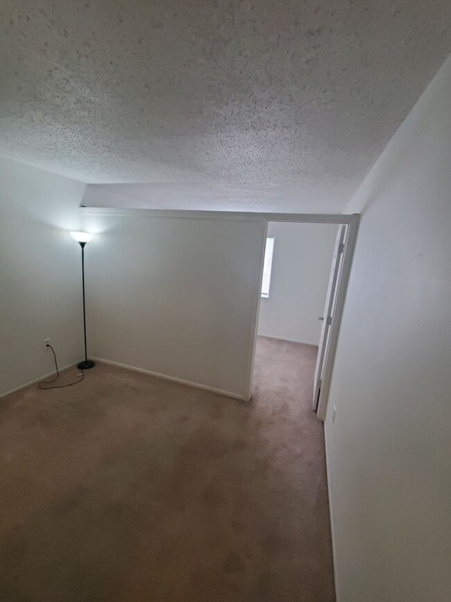 Building Photo - Spacious 1 Bedroom 1 Bath  With additional...