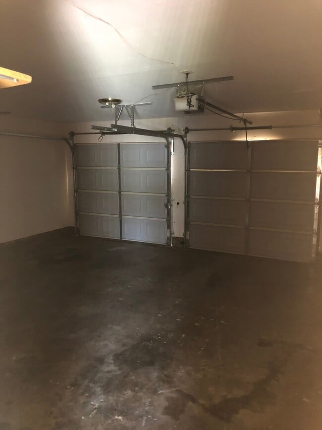 Building Photo - 3 bed, 2 living, 2 bath, 2 car garage