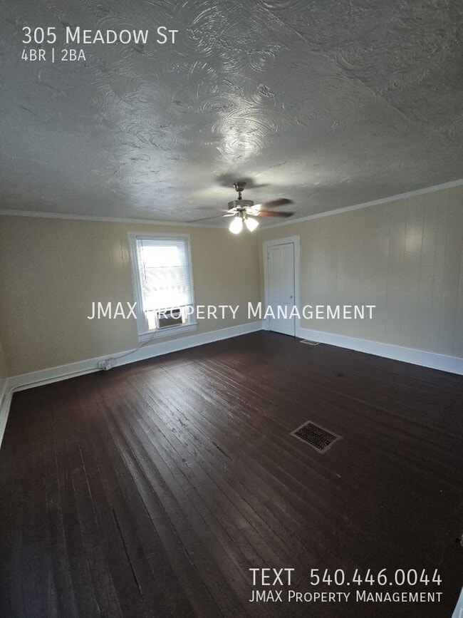 Building Photo - 305 Meadow St